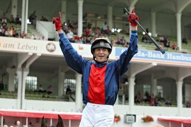 Gleich zwei "big points" - hier mit Dabbitse - für Macao-Rückkehrer Andreas Helfenbein zur Halbzeit des Hamburger Derby-Meetings. www.galoppfoto.de - Frank Sorge