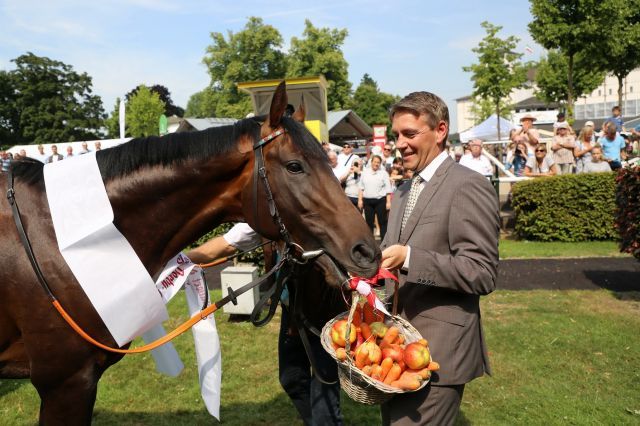 Star des Kölner Renntages - eine Woche nach seinem Triumph in Köln: Derbysieger Windstoß mit Trainer Markus Klug. Foto: Dr. Jens Fuchs