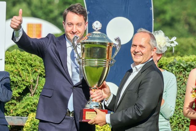 Marian Ziburske (li.) nach dem Sieg von Naughty Peter im Tschechischen Derby 2024. Wie hat er nur den Pokal ins Gepäck bekommen? www.galoppfoto.de - Petr Guth