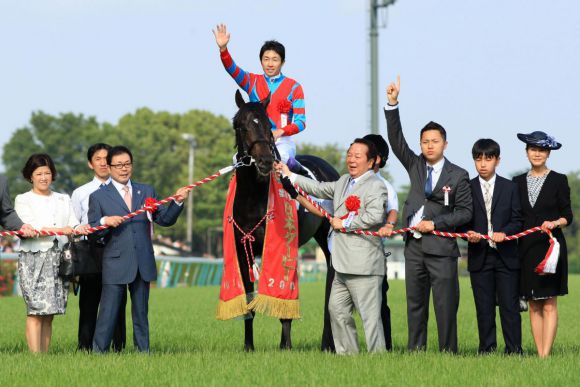 Siegerehrung vom Japanese Derby: Der Sieger Kizuna im Besitz von Shinji Maeda hat auch eine Nennung für den Prix de l'Arc de Triomphe. www.shibashuji.com - Yasuo Ito