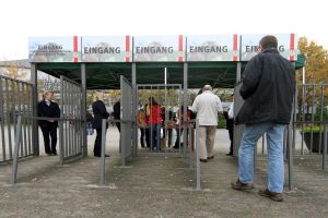 Zweckmäßig - der Eingang in Hannover. www.galoppfoto.de - Sabine Brose