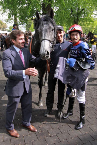 Ein Ziel erreicht: Peter Schiergen und Daniele Porcu nach einem Sieg mit Marunas in Köln. www.galoppfoto.de - Sandra Scherning