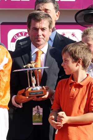 14 - Trainer Peter Schiergen mit seinem Sohn Laurenz bei der Siegerehrung. www.galoppfoto.de