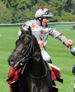 Dabirsim mit Frankie Dettori nach dem Sieg im Prix Jean-Luc Lagardère (Grand Criterium). www.galoppfoto.de - Frank Sorge