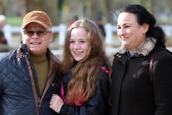 Familienbande: Amina Mathony mit Opa Uwe und Mutter Sarah. www.galoppfoto.de - Stephanie Gruttmann