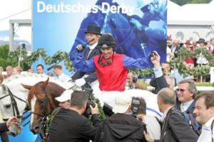 2007 - Via Triumphalis zwischen den beiden Schimmeln Jockey Frederik Johannsen mit Georg Baron von Ullman. www.galoppfoto.de 