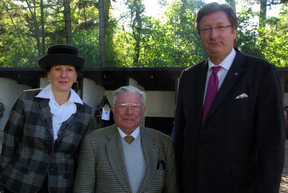 Oberbürgermeister Dirk Elbers (rechts) als Namensgeber mit Ehefrau Astrid und der 'Galopplegende' Hein Bollow. www.dequia.de