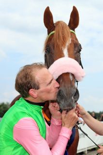 Küsschen für den Derbysieger: Sisfahan und Andrasch Starke. www.galoppfoto.de - Frank Sorge