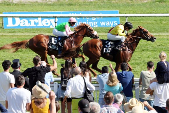 Torquator Tasso schlägt den Derbysieger Sisfahan im Großen Preis von Baden. www.galoppfoto.de - Frank Sorge