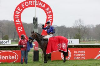 Auftakt mit Aufgalopp, Assistent galoppiert den ersten von drei Black Type-Siegen ein. www.galoppfoto.de - Stephanie Gruttmann