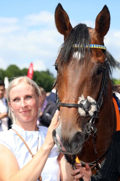 Sarah Steinberg mit ihrem Derbysieger Fantastic Moon. www.galoppfoto.de - Frank Sorge