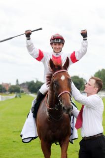 Rene Piechulek feiert den Sieg auf Lordano im Hansa-Preis. www.galoppfoto.de - Frank Sorge