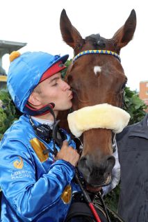 Küsschen für den Derbysieger: Thore Hammer-Hansen herzt Palladium. www.galoppfoto.de - Frank Sorge