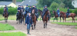 Der Trainer vorneweg: Peter Schiergen mit einem Lot bei der Morgenarbeit. Foto: www.galoppfoto.de - Marius Schwarz/Sorge