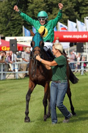 Freut sich über jeden Sieg, Daniele Porcu 2014 mit Bel et Bien in Bad Doberan. www.galoppfoto.de - Francis Bandermann