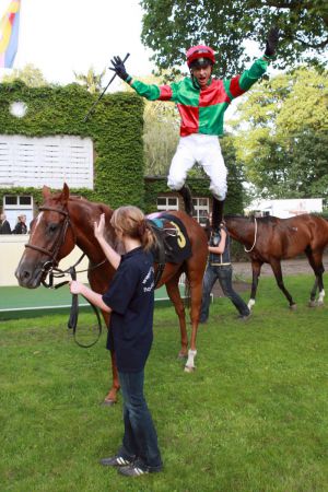 Bei fünf Siegen an einem Tag 2008 in Hoppegarten gab's einen "flying dismount" von Andre Best. www.galoppfoto.de