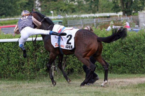 Impressionen vor dem Derby 2010 - Zazou und Oliver Peslier lernen sich gerade kennen und werden Zweite ... www.galoppfoto.de