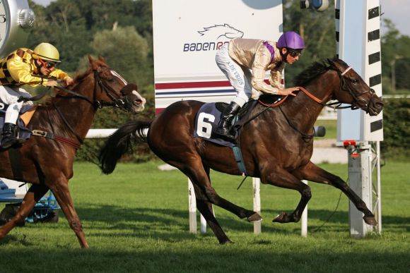 Mit dem Familienpferd erfolgreich: Oquawka gewinnt 2013 in Baden-Baden.  www.galoppfoto.de - Sarah Bauer