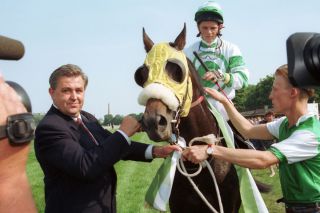 Jozef Bojko noch am Anfang der Jockey-Karriere in Deutschland: 1993 gewinnt er mit  Black Jack Silver den BMW Sachsenpreis. Links der damalige Praesident Christoph Winkler.  www.galoppfoto.de