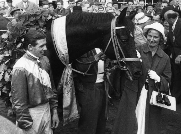 69 - Ruth Delius freut sich ueber den Derbysieger Wilderer