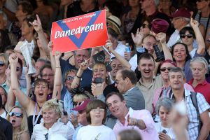 06 - Die deutsche Fan-Gemeinde auf der Tribüne in Longchamp bejubelt Danedream bei ihrem Arc-Sieg. www.galoppfoto.de