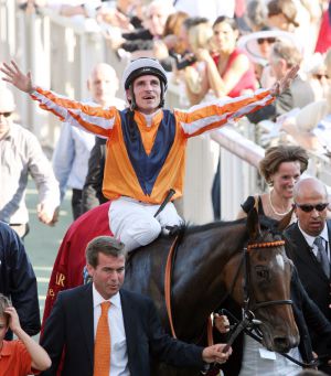 07 -Danedream mit Andrasch Starke und Trainer Peter Schiergen (links) nach dem Sieg im Qatar Prix de l'Arc de Triomphe