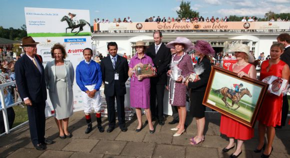 Albert Darboven (l.)bei der Siegerehrung für Sheikh Mohammed bin Rashid al Maktoums Derbysieger Buzzword 2010. www.galoppfoto.de