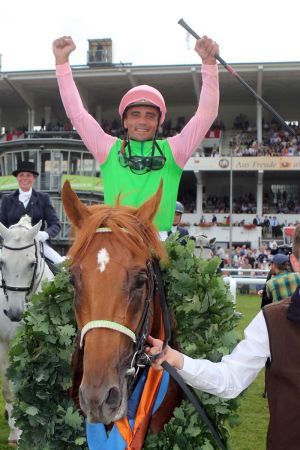 Der Winterfavorit des Vorjahres avanciert zum Derbysieger: Isfahan und Dario Vargiu. www.galoppfoto.de - Frank Sorge