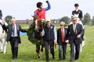 Das Gestüt Schlenderhan feiert den Derbyerfolg Adlerflugs 2007. www.galoppfoto.de