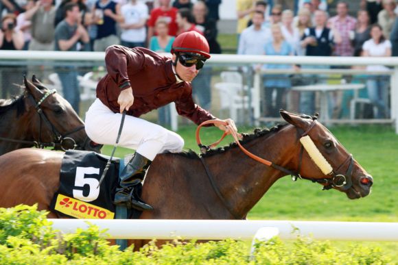 Etoile nocturne mit William Mongil gewinnt die LOTTO Hamburg-Trophy.www.galoppfoto.de