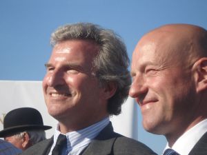 Georg Baron von Ullmann und Trainer Jens Hirschberger freuen sich ueber Schlenderhans 18. Derbysieger. www.Dequia.de