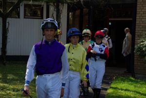 Jockeys auf dem Weg in den Führring am 18.04.2010 in Köln.www.dequia.de 