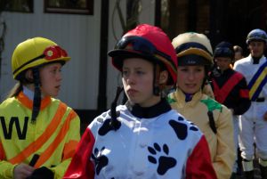 Jockeys auf dem Weg in den Führring am 18.04.2010 in Köln.www.dequia.de