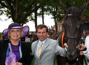 Edith Hellwig mit Trainer Peter Schiergen und Miss Europa nach dem Sieg im Diana-Trial, Gr. II, 2009. Foto: www.galoppfoto.de