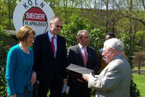 Siegerehrung Gestüt Ravensberg, Trainer Andreas Wöhler und Hein Bollow am 18.04.2010 in Köln. www.dequia.de 