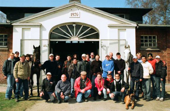 Das Team im Rennstall Wöhler Frühjahr 2009. Foto: Frank Nolting