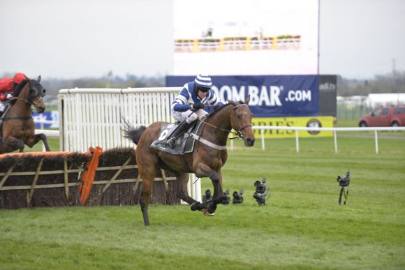 Whisper in Aintree. Foto John James Clark