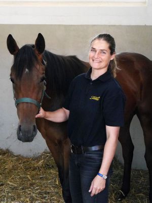 Christina Müller, Jährlingsmanagerin auf Fährhof, mit einer Jährlingsstute aus der Kahara. Foto: Karina Strübbe