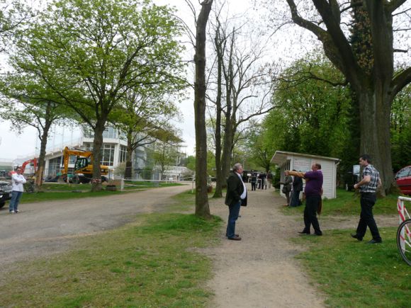 Den Weg vom Parkplatz zum Eingang der Rennbahn. Foto: Karina Strübbe