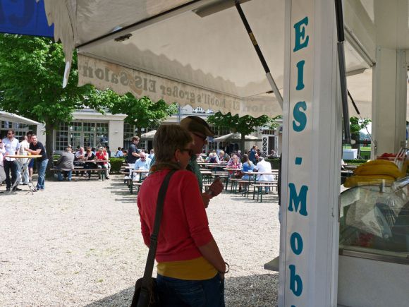 Werner und Annette sondieren das kulinarische Angebot. Die Wahl fällt aufs Eis. Foto: Karina Strübbe