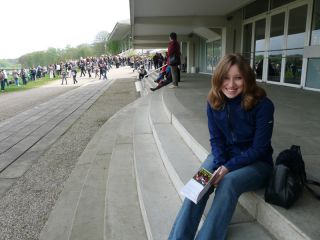 Testerin Lena auf den Stufen vor der Haupttribüne. Foto: Karina Strübbe