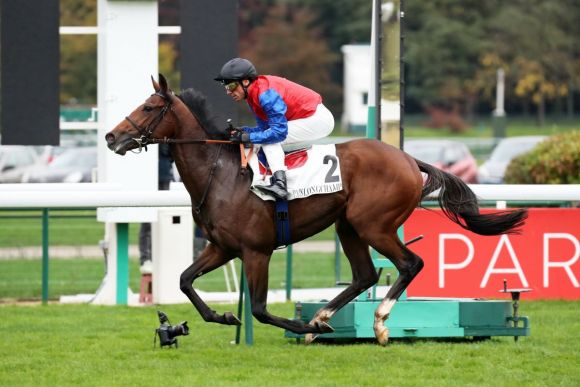 Im Handgalopp: Alson gewinnt mit Frankie Dettori das Criterium International, Gr. I, in Paris-Longchamp. Foto: Dr. Jens Fuchs