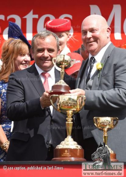 Hat das Ziel seiner langen und akribisch geplanten Australienreise erreicht: Trainer Andreas Wöhler mit dem Melbourne-Cup. Foto Getty Images - Vince Caligiuritt