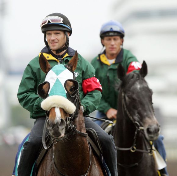 Andreas Suborics bei der Morgenarbeit in Sha Tin. www.galoppfoto.de