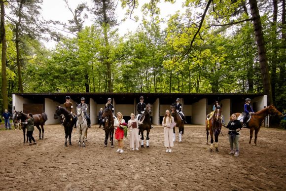 Gruppenbild mit Ex-Galoppern: Die Präsentation im Düsseldorfer Führing kam beim Rennbahn-Publikum gut an, im Stream war sie leider nicht zu sehen. ©Anne Orthen