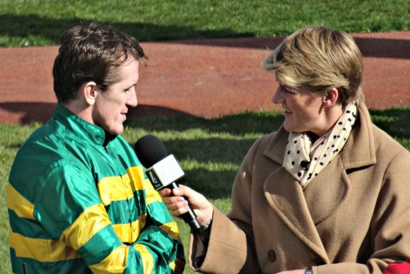 Tut sich schwer mit dem Abschied vom aktiven Sport: Hindernis-Jockeylegende AP McCoy im Interview mit Clare Balding. Foto: Lee Ann Day-Whistler