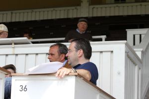 Gehörten zu den Käufern bei der Frühjahrs-Auktion: Gregor Baum (rechts) und Trainer Andreas Wöhler. Foto