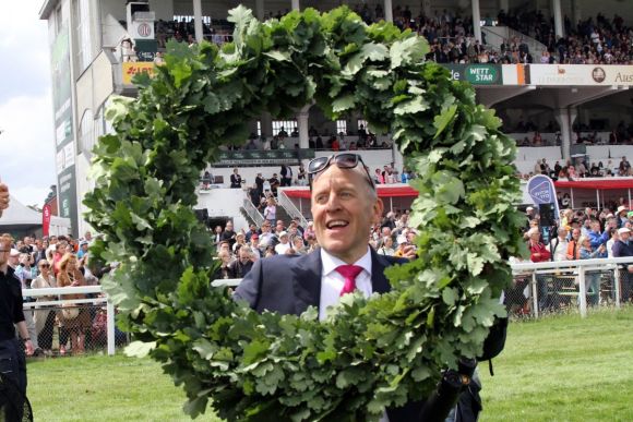 Fantastic Moon wollte den Lorbeerkranz nicht: Lars-Wilhelm Baumgarten erfüllt sich mit dem ersten Derbysieger einen Lebenstraum.. ©galoppfoto - Frank Sorge