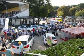 Start ins Europa-Meeting 2018 in Köln-Weidenpesch am Samstag: Boxenstopp - Autoshow &amp;amp; Pferderennen. Foto: www.klatuso.com - Klaus-Jörg Tuchel