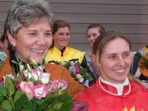 Brigitte Sieberts und Amateurrennreiterin Olga Laznovka (r.) mit der begehrten Perlenkette in Neuss. Foto: Gabriele Suhr